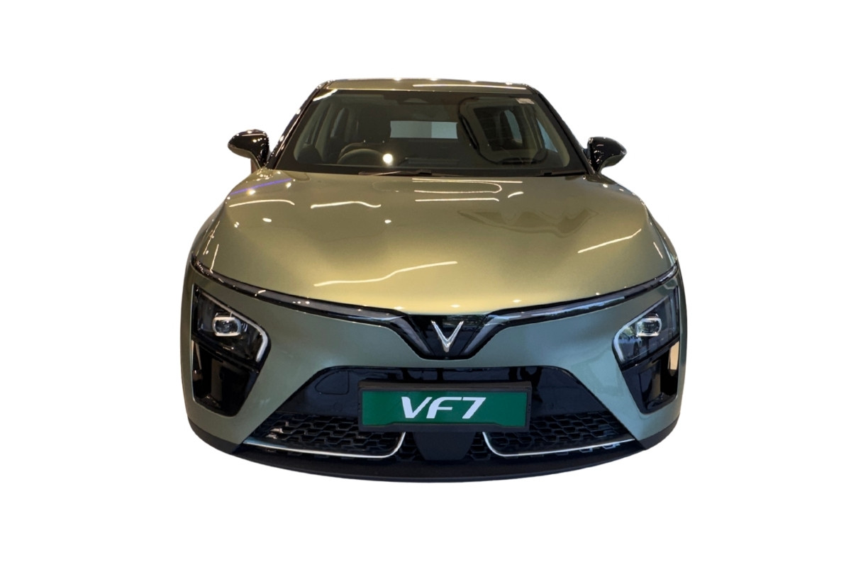 VinFast VF 7 — front three-quarter view
